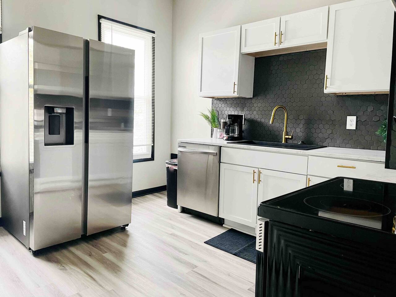 Leaning House of Haynie B|  King 2BD/1BA Apt