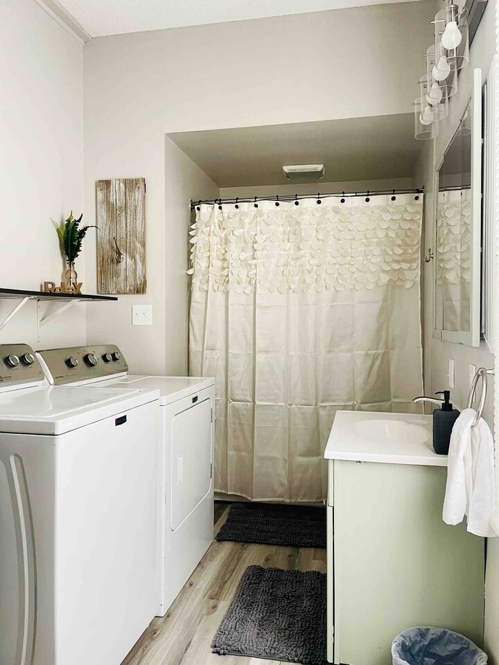 Leaning House of Haynie B|  King 2BD/1BA Apt