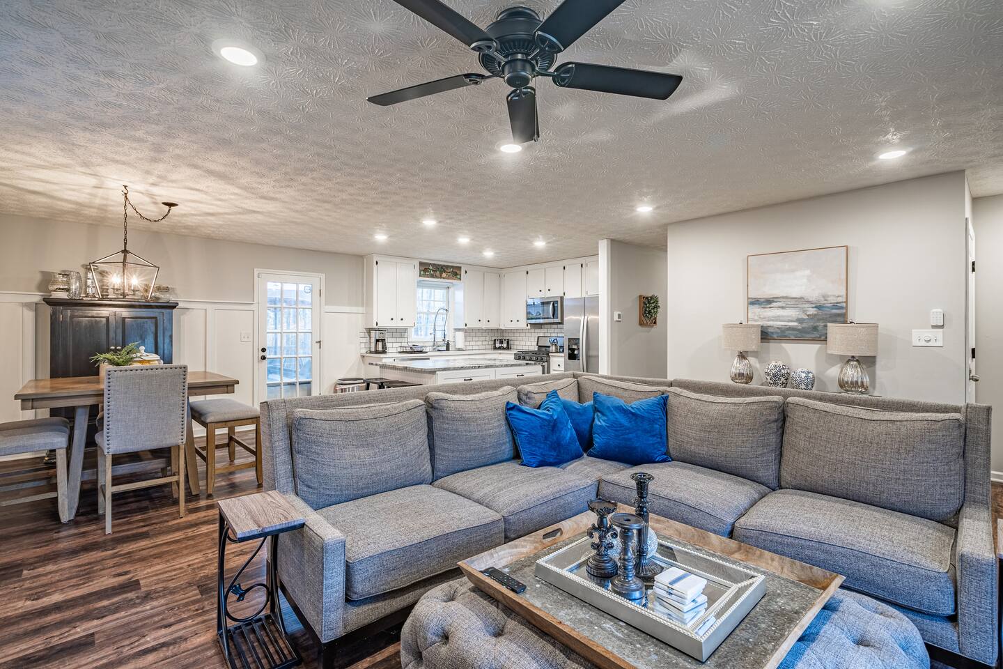 Work & Relax | Fast WiFi + Dedicated Workspace!