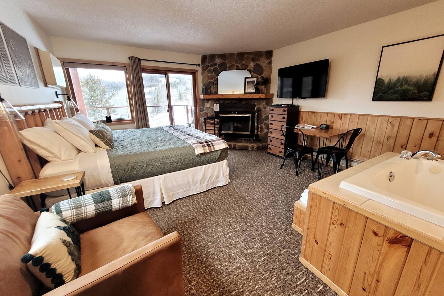 (Ski-In/Ski-Out) Suite w/Whirlpool, Pool & Hot Tub