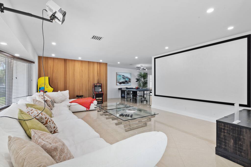 Spacious Modern Home w/ Pool & Sauna 𝙗𝙮 𝙎𝙏𝘼𝙔-𝙏𝙊𝘿𝘼𝙔 | Stas Mansion
