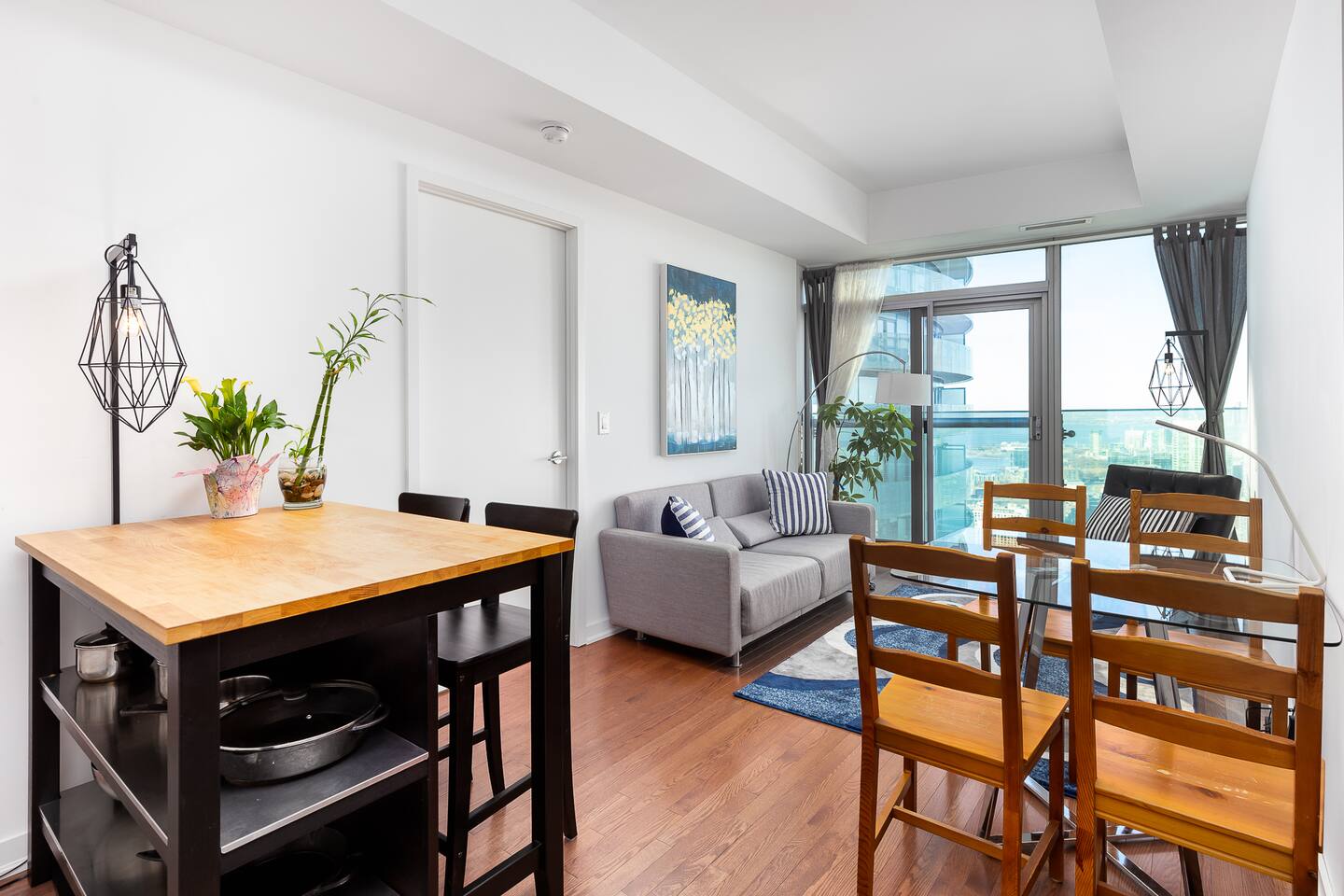 Stunning High Rise Next to CN Tower | FREE Parking