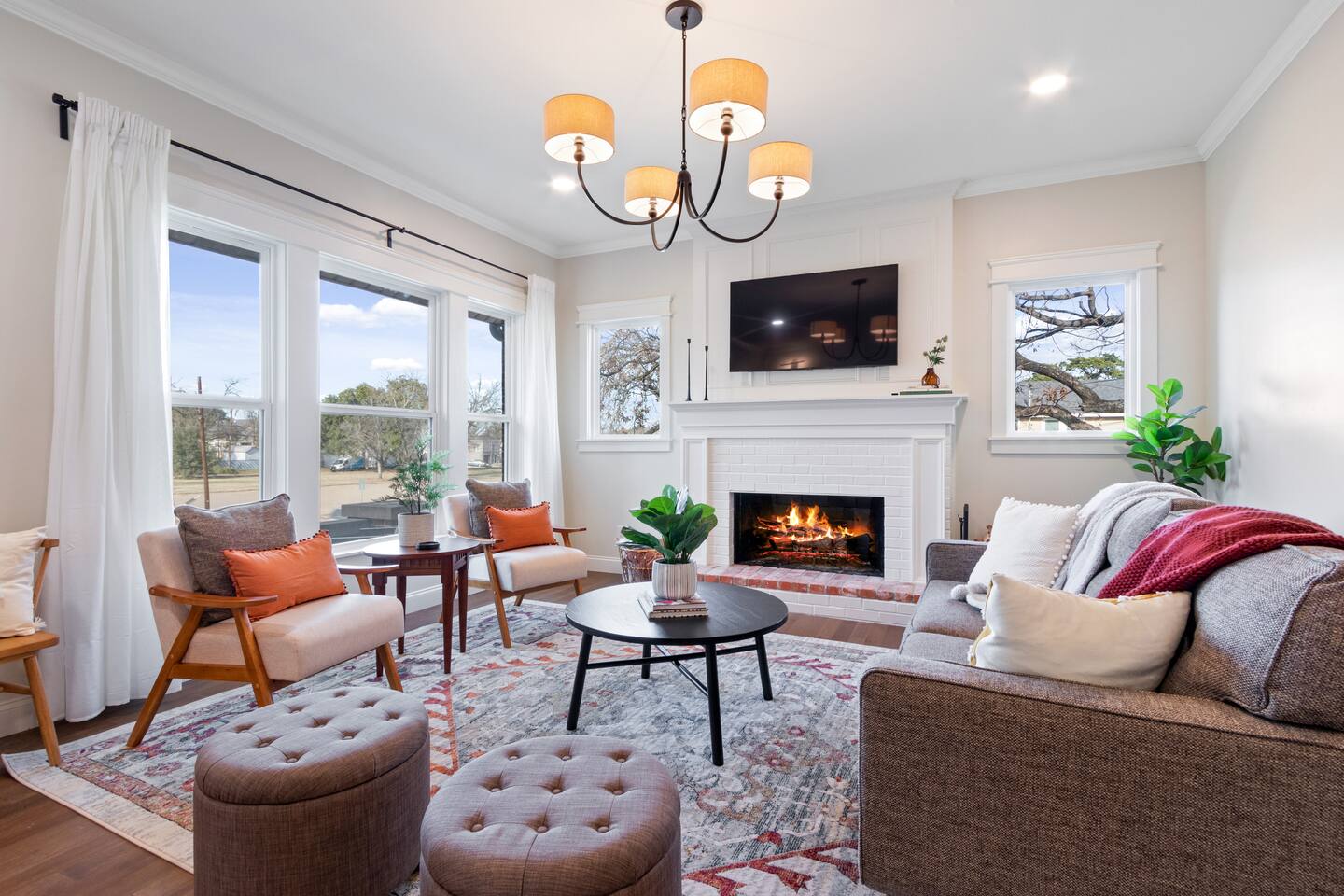 Tudor on Austin | #1 Waco • HOT TUB • 5 min Silos