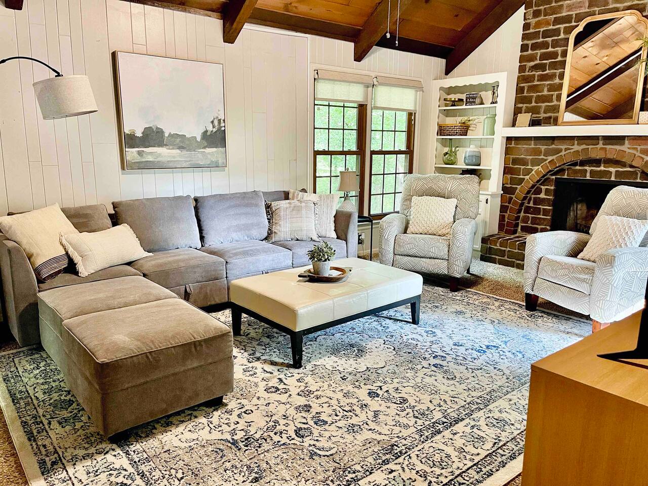 Secluded Oasis within City-kid friendly 4BR Home