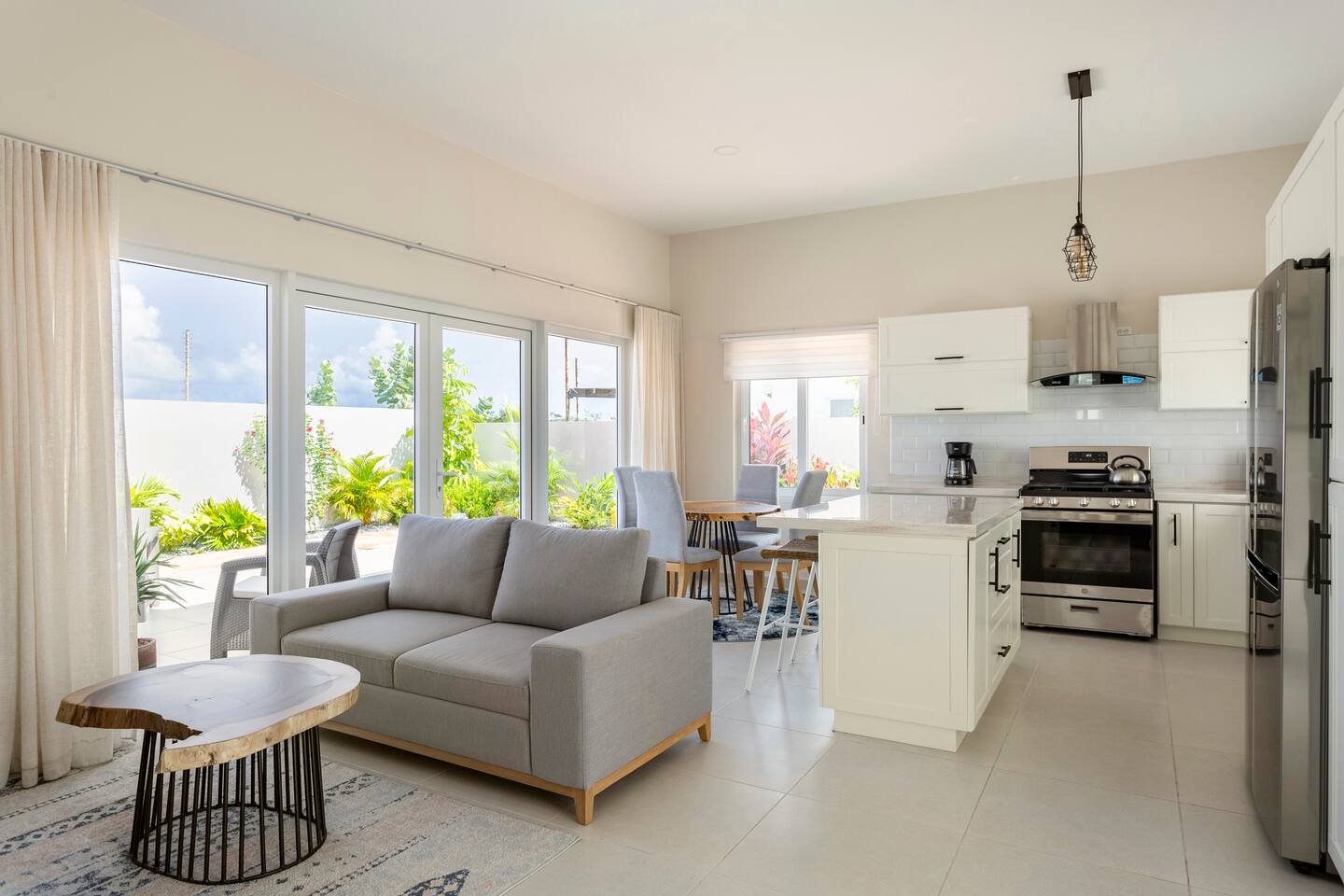 Entire house: 5-Minute Driving to Eagle Beach
