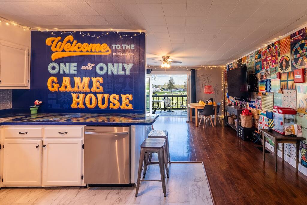 Game House with King Bed and Escape Room!