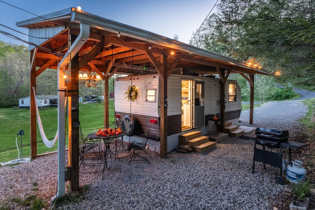 Lucky Penny Camper with Mountain View By New River