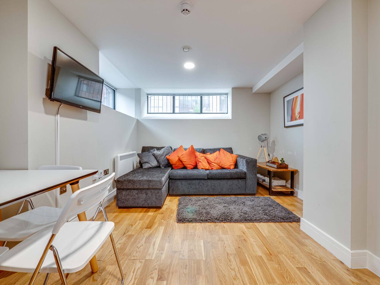 Stylish & contemporary apt for 4 in Central MCR