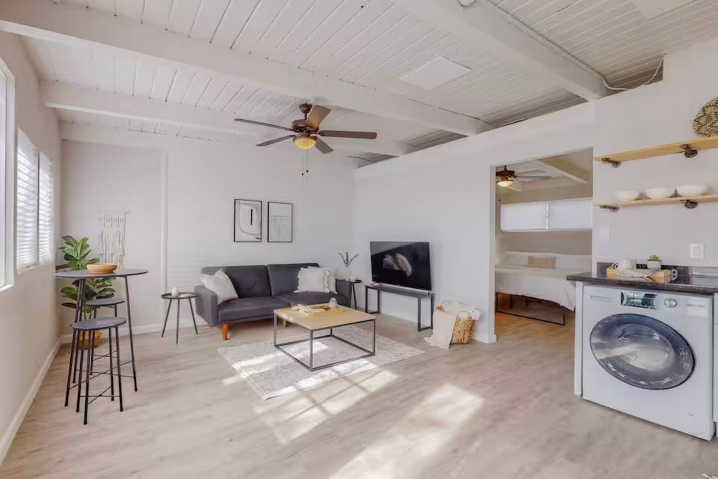 Remodeled Courtyard Apt w/King Bed, In-Unit W&D