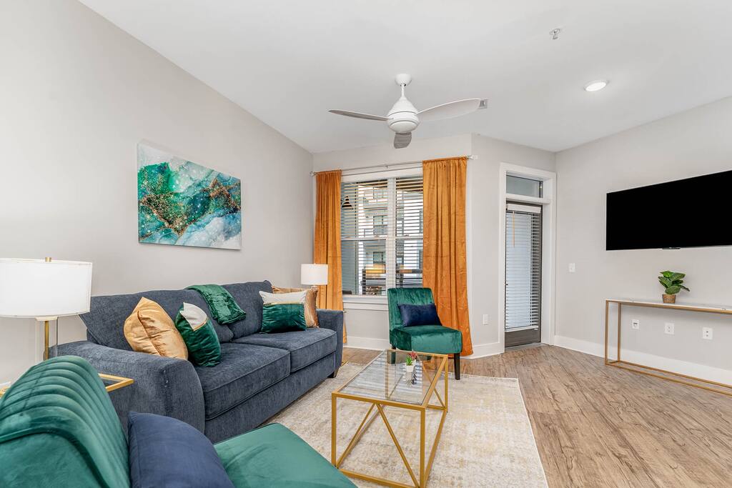 Downtown Luxe |King Bed|Pool|Balcony|Free Parking