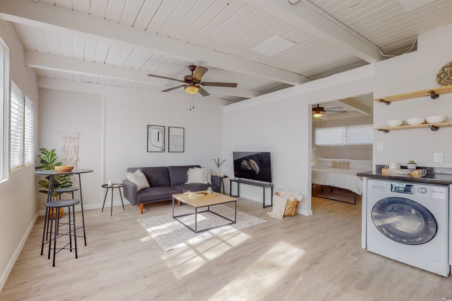 Remodeled Courtyard Apt w/King Bed, In-Unit W&D