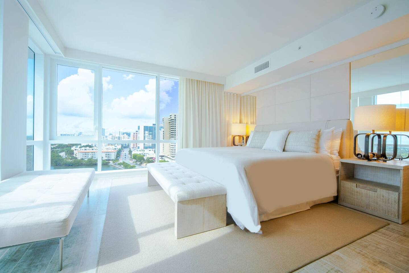 Amazing View 1 Hotel Corner Unit 1BR/1BA w Balcony