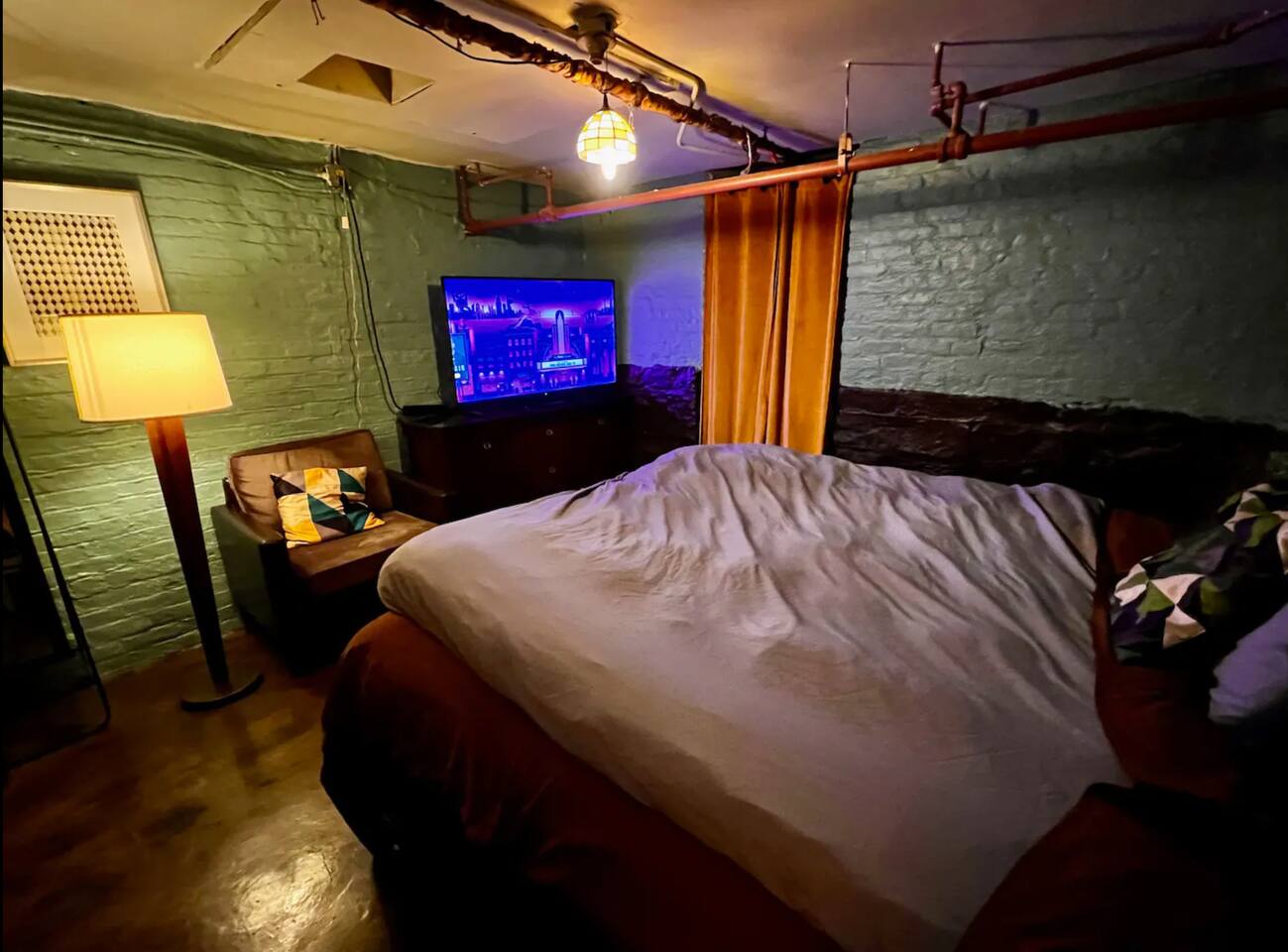 Cottage Crafts Room - Free Parking, 1 block to CTA