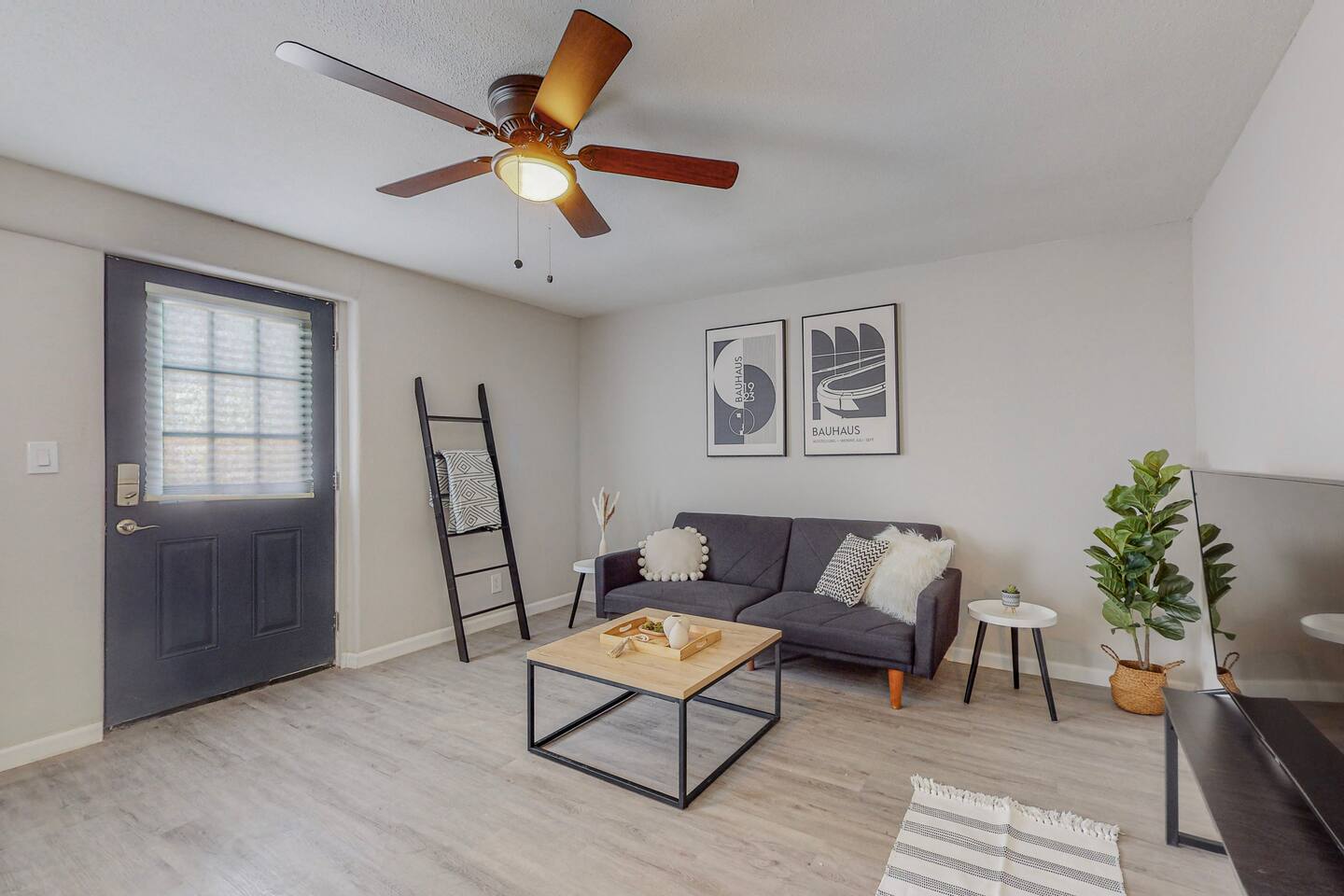 ⟫ Dog Run & Courtyard 2 Bedroom Apt w/King Bed W&D