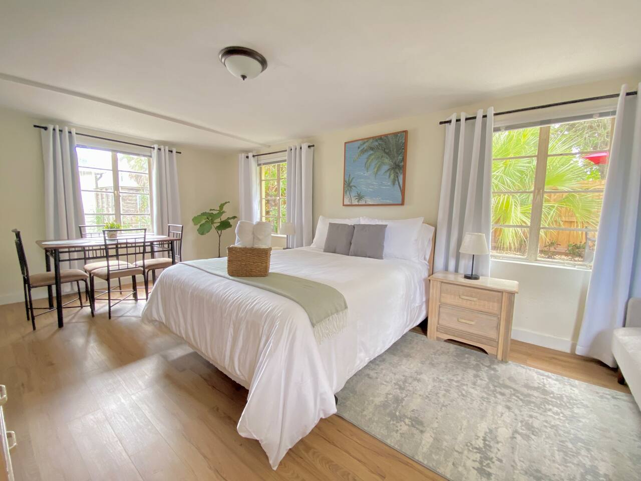 Rental Unit w Patio 5 mins to Beach, bikes