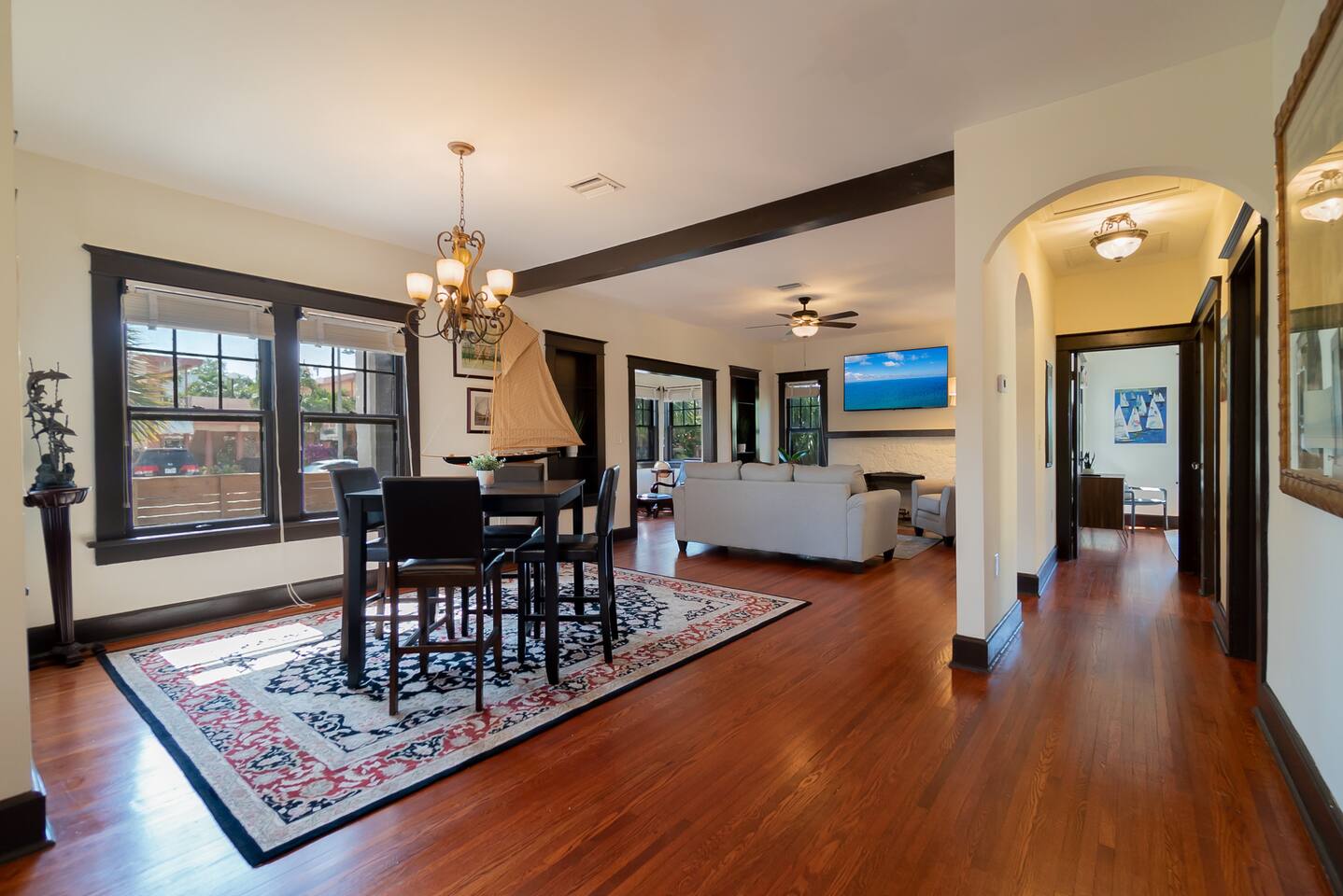 Historic Cottage walking to Downtown near beach, bikes