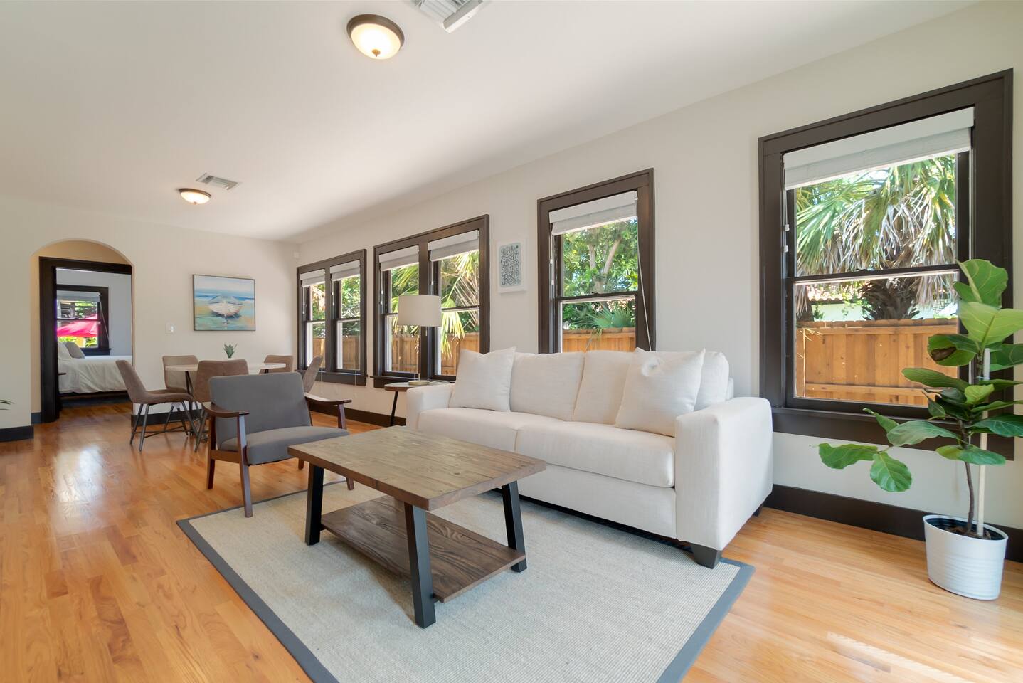 Coastal Cottage walking to Downtown near beach, bikes