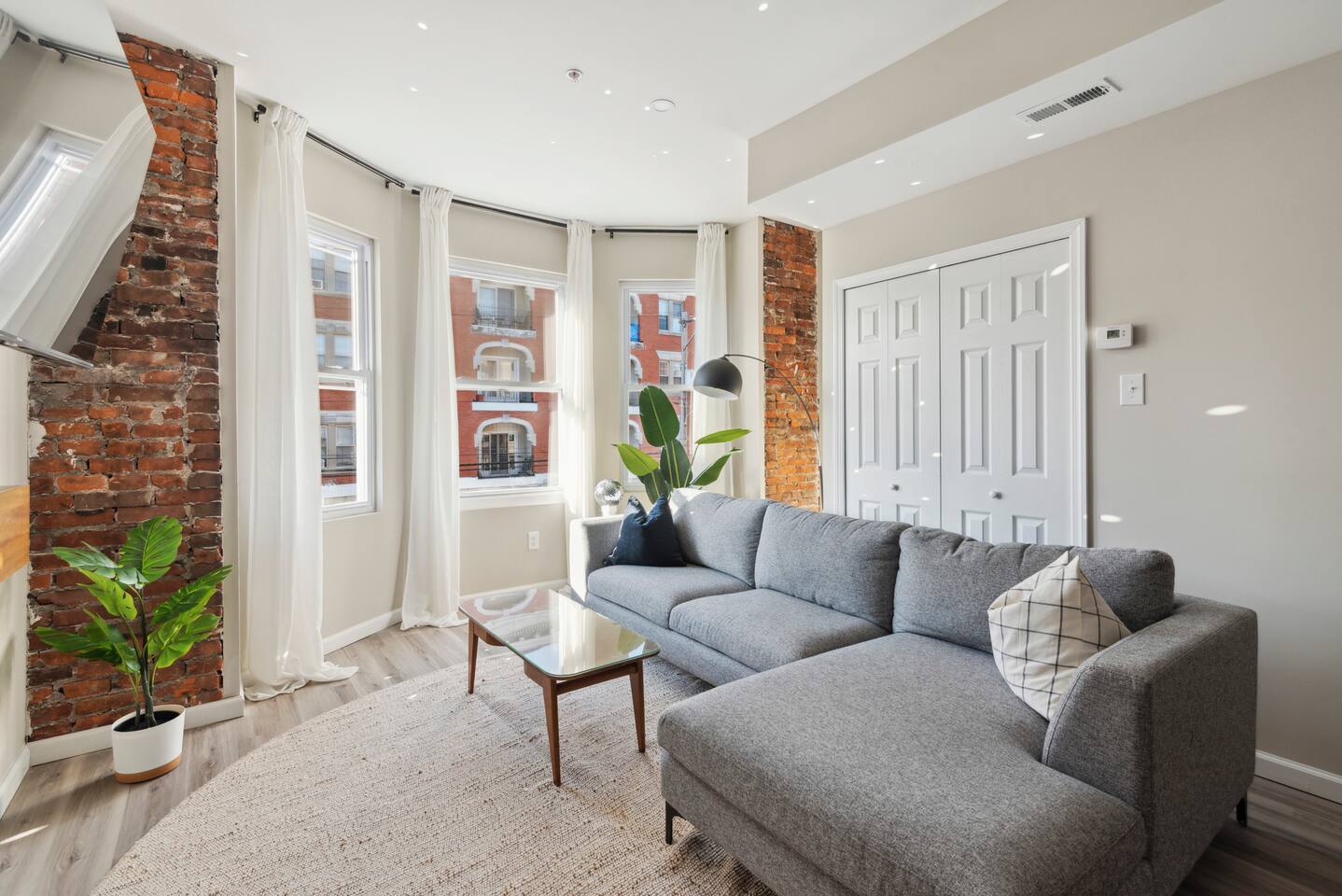 Charming Row Home Apt in West Philly Your Getaway!