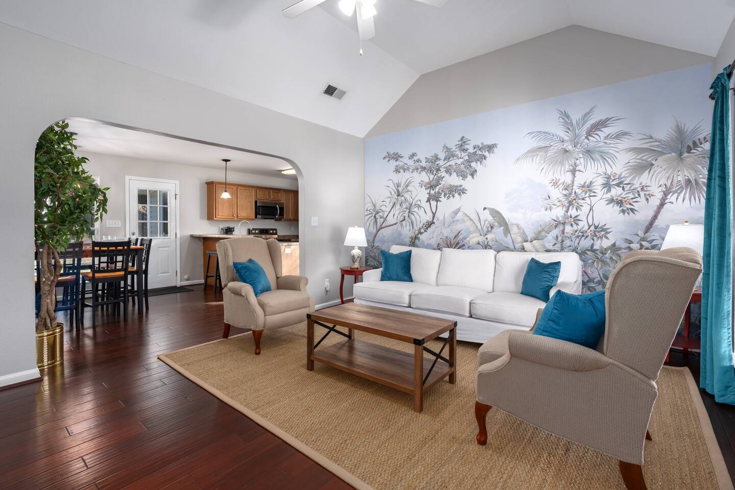 The Explorer House *Dogs Welcome*