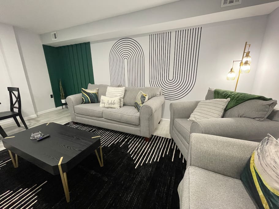 Posh Paradise - Modern, Renovated & Close to Beach