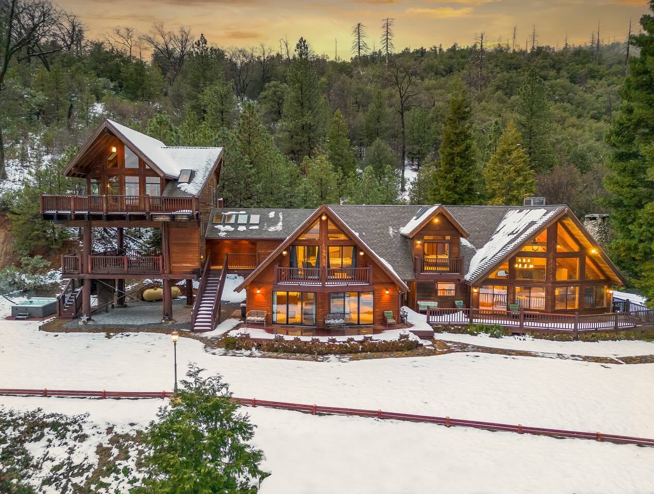 A-Frame | Yosemite | Sleeps 20 | 2 Spa | Fire Pits