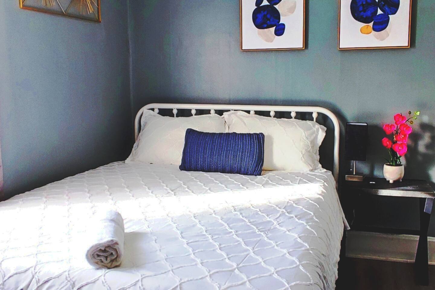 Downtown Charm-Private Studio with a Queen Bed