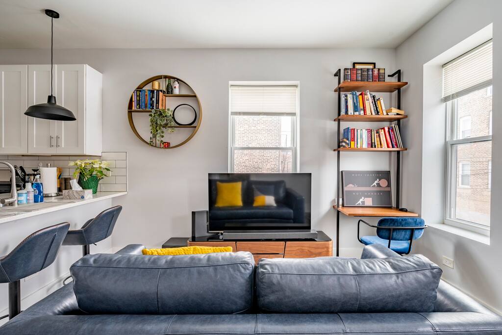 Blue Brick Apartment in Bridgeport - Park for Free