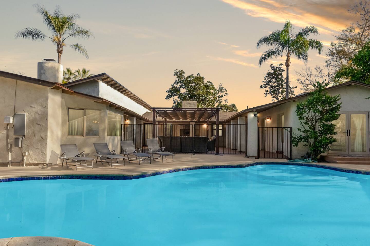 5 mins from Universal with Heated Pool, Spa, Golf & Pong