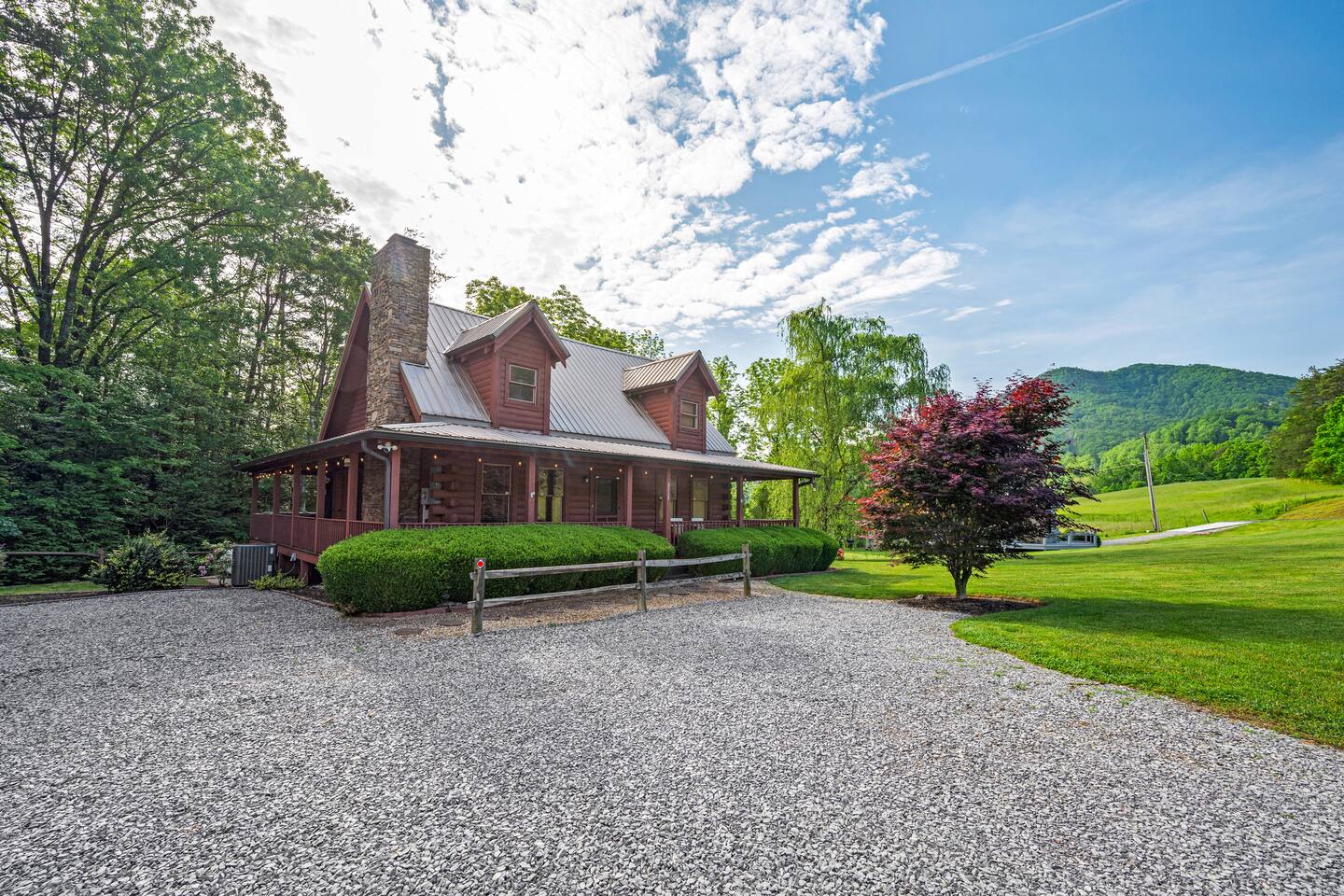 Creekside Log Cabin with Hot Tub