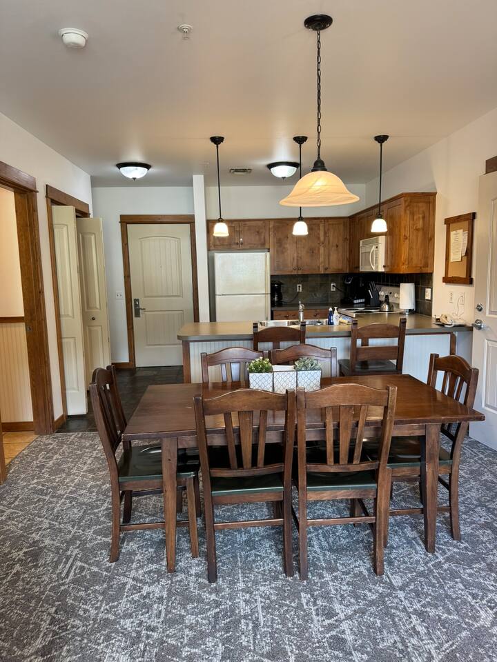 Adjoining studio also available - Gondola View!