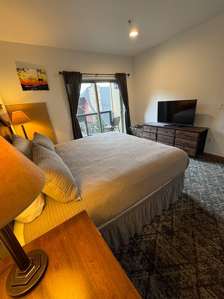 Shared Roof Top Hot tub Silver Mtn en suite listed