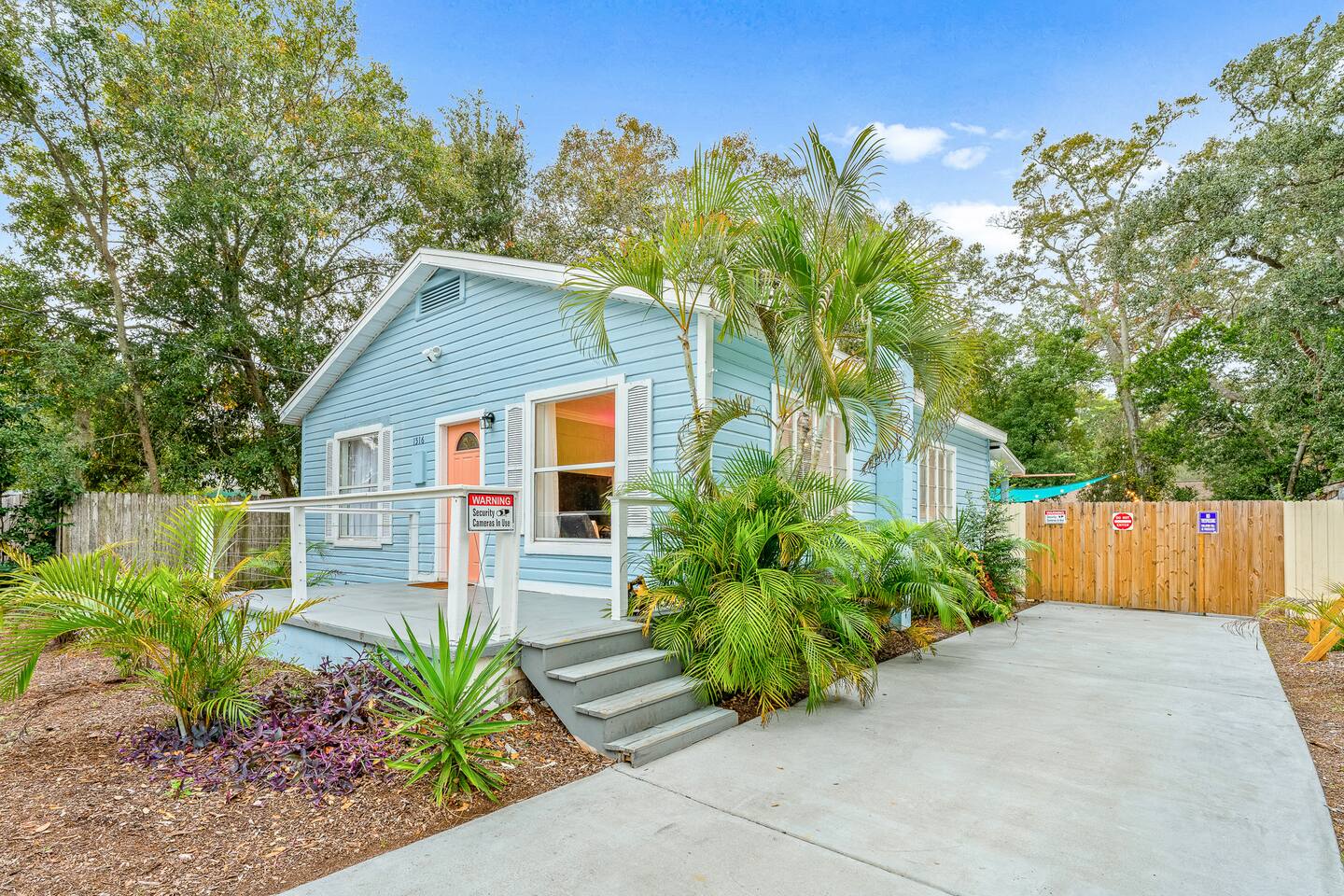 Backyard Paradise- Cozy Bungalow 4 Mi to Beach