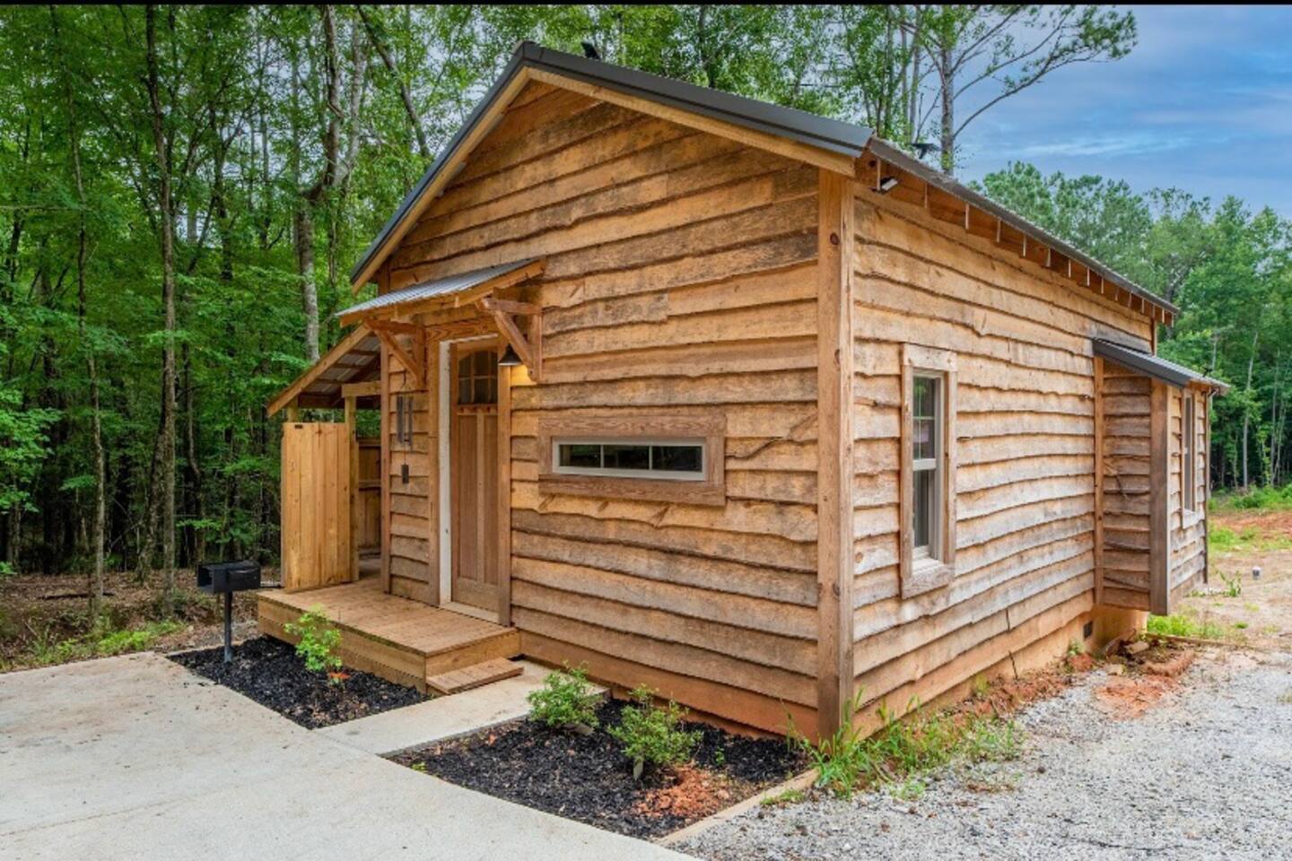 Cozy Cabin: Tub, Fire Pit, Rain Shower, Pergola