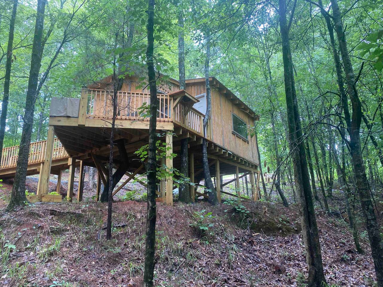The Hideaway Treehouse: Romantic Fireplace & View