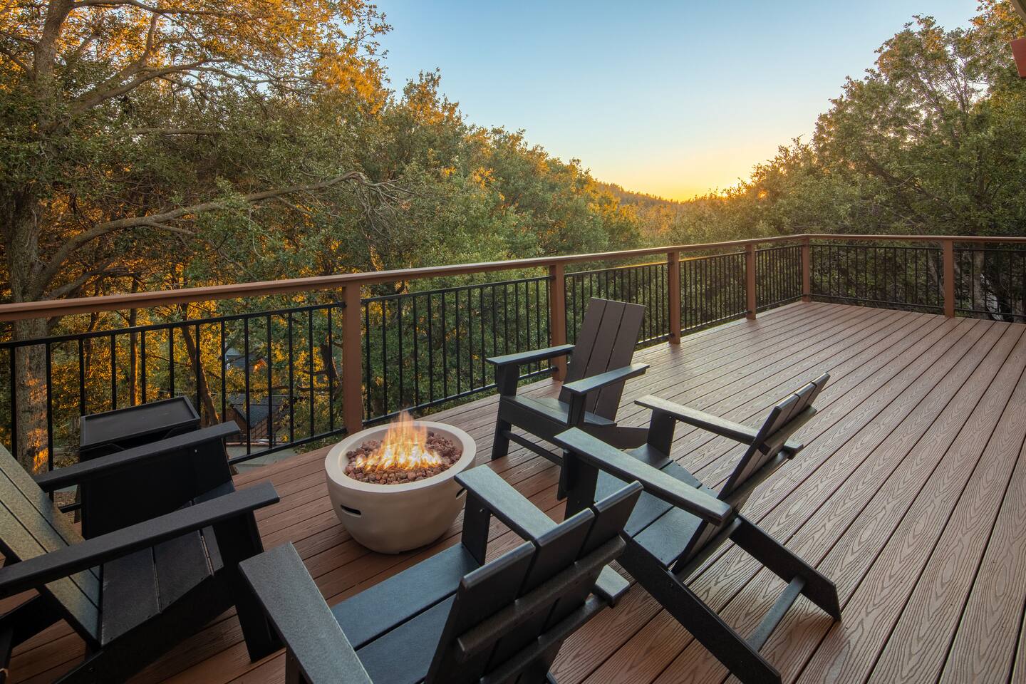 Cozy Cabin | Large Deck & Firepit Near Attractions