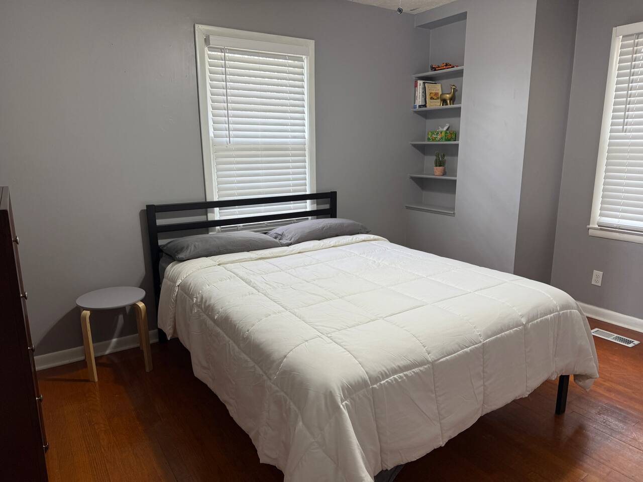 Cozy Private Queen Bedroom Near Research Park