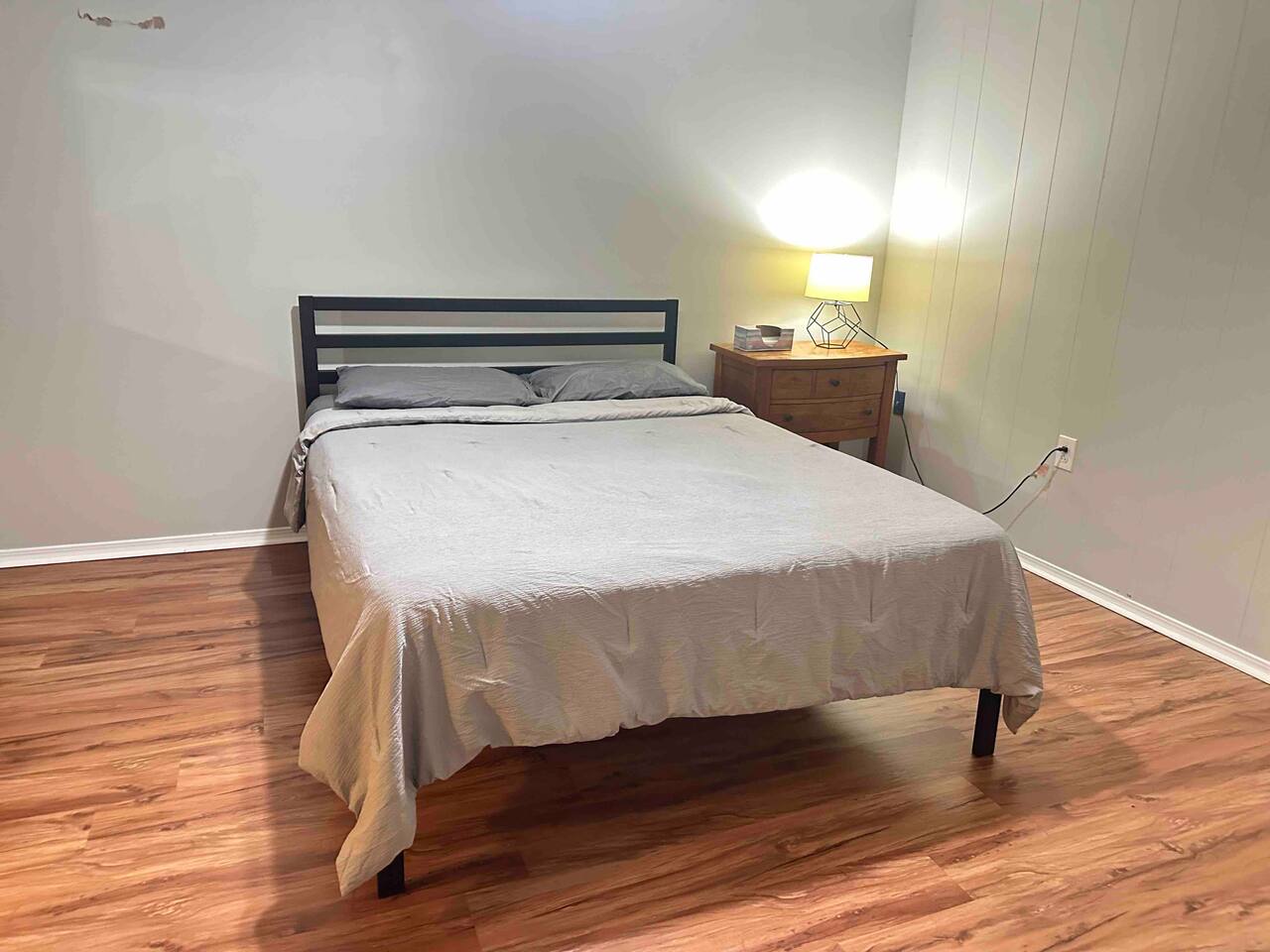 Private Queen Basement Suite Near Research Park