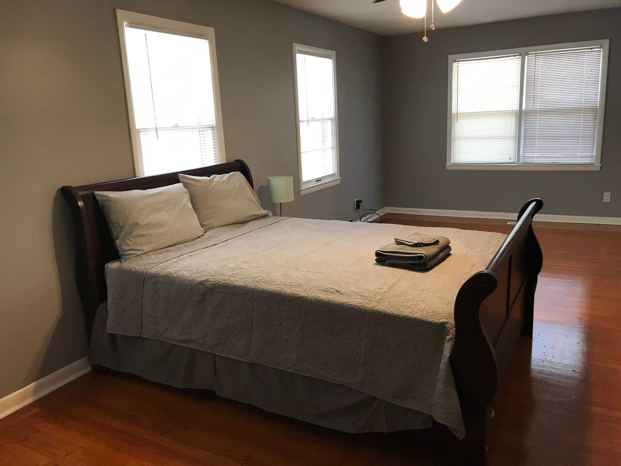 Queen Bedroom Near Research Park