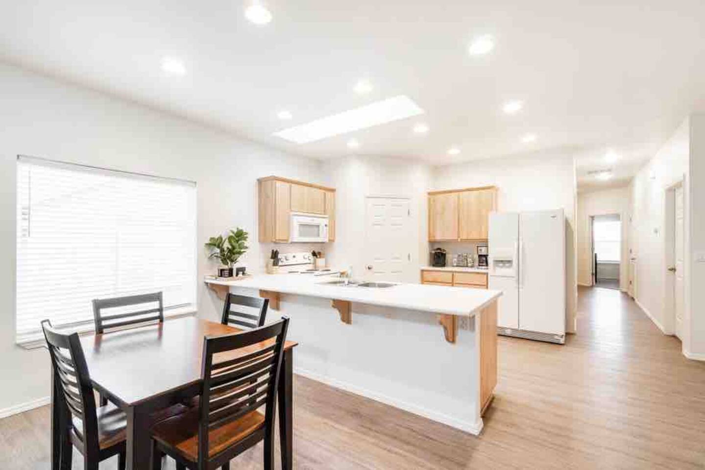 Spacious Cheerful Townhouse (No Pets Allowed)