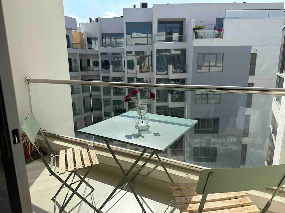 White flat 5mins from airport