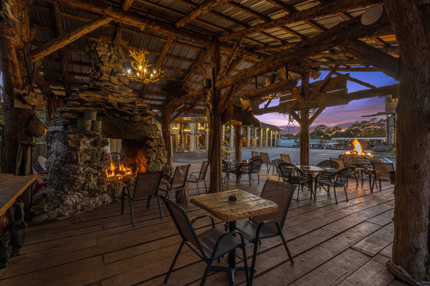 Stonegate Lodge King Bed Fast WiFi 50in Roku TV Salt Water Pool Room # 304