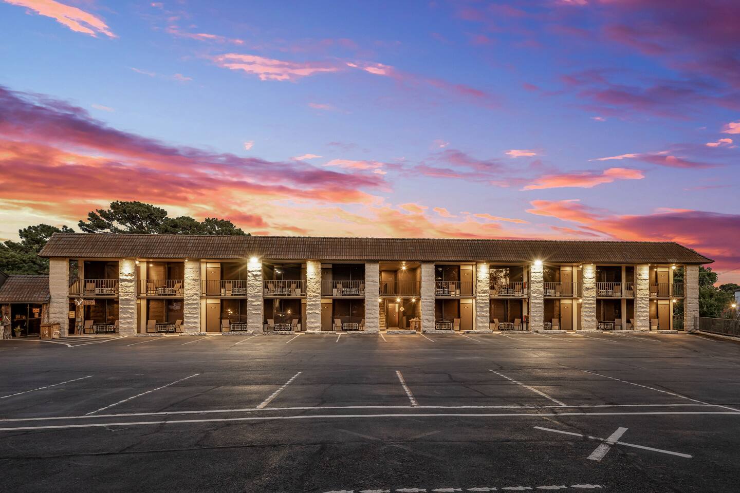 Stonegate Lodge Bed, WIFI, 50in Roku TV, Salt Water Pool Room #109