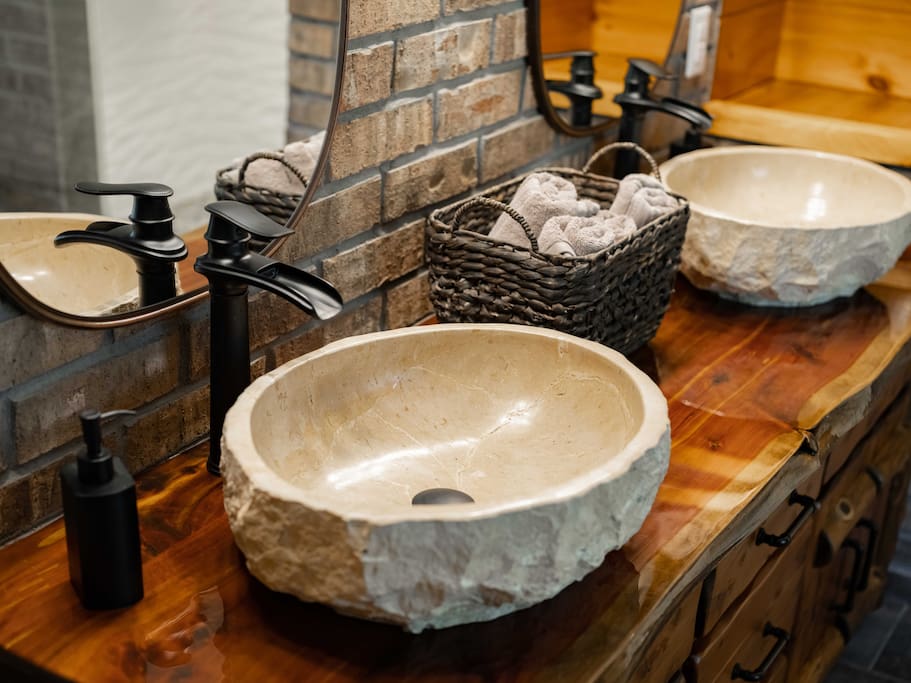 Cabin-King Log Bed, Hot Tub, Fireplace, Pool Table