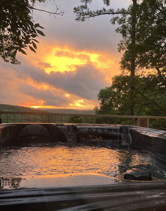 Cabin w/ Hot Tub, Amazing Views WIFI 50" Smart TV