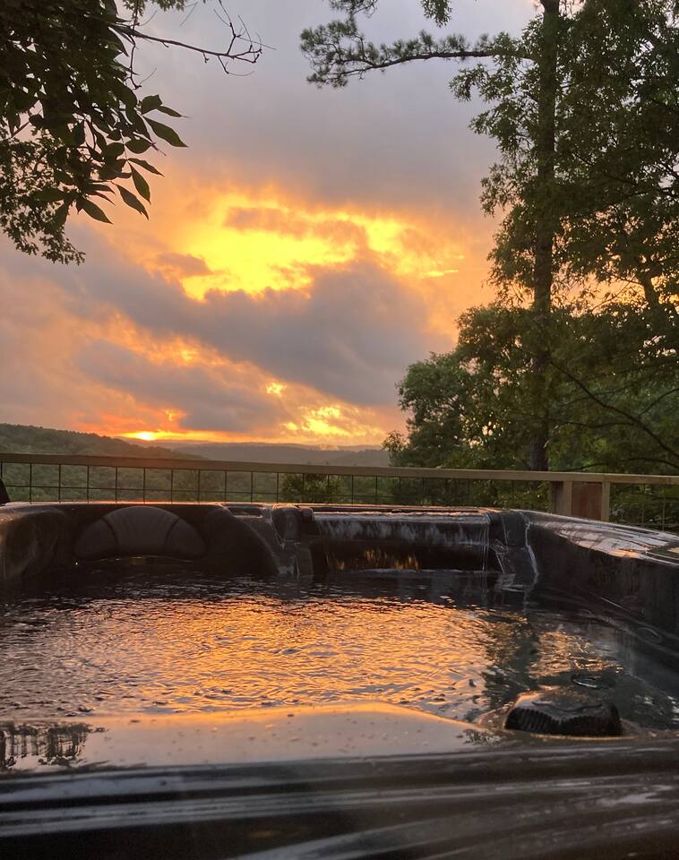 Cabin w/ Hot Tub, Amazing Views WIFI 50" Smart TV