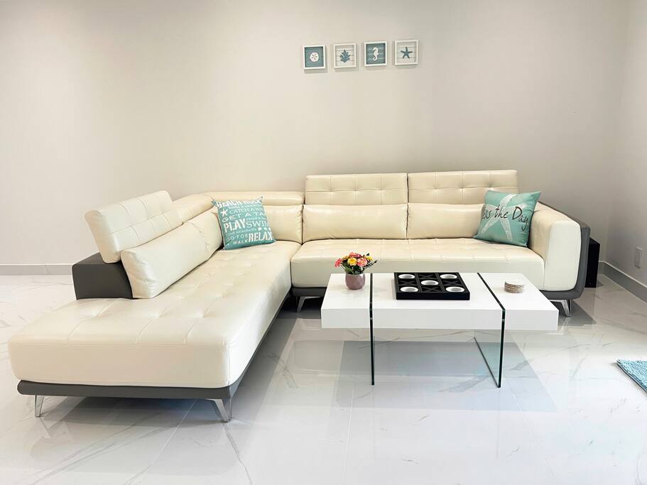 Luxury Spacious 1 Bed Condo close to the Beach