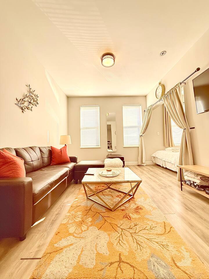 Bright & Spacious| Free Parking |Trendy Bridgeport