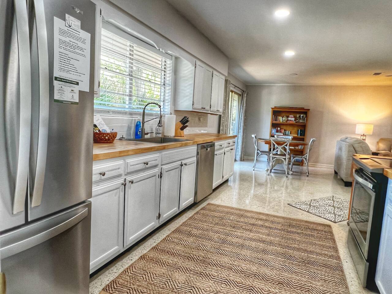 Cute Cottage with 3 min walk to beach with bikes!