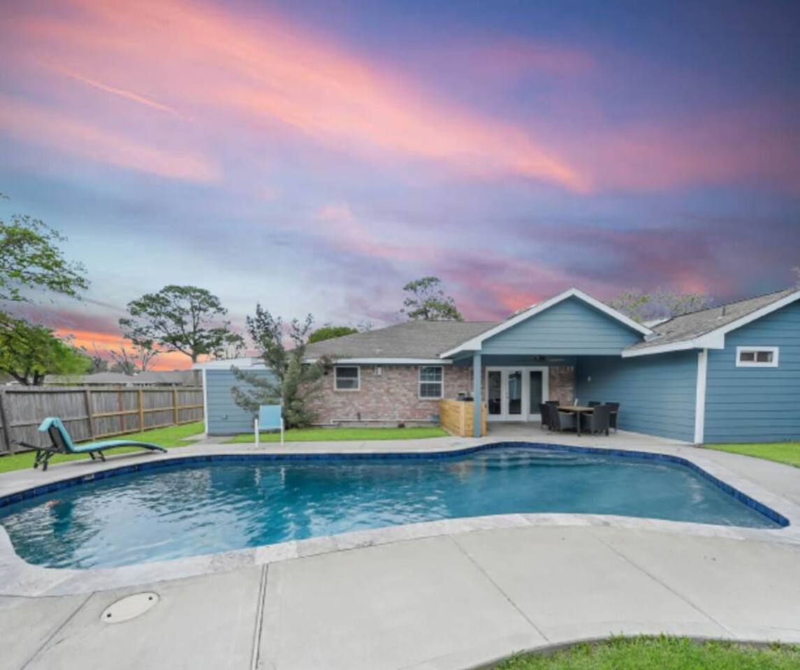 Spacious 5BR Houston Home|PrivatePool, BBQ, Family