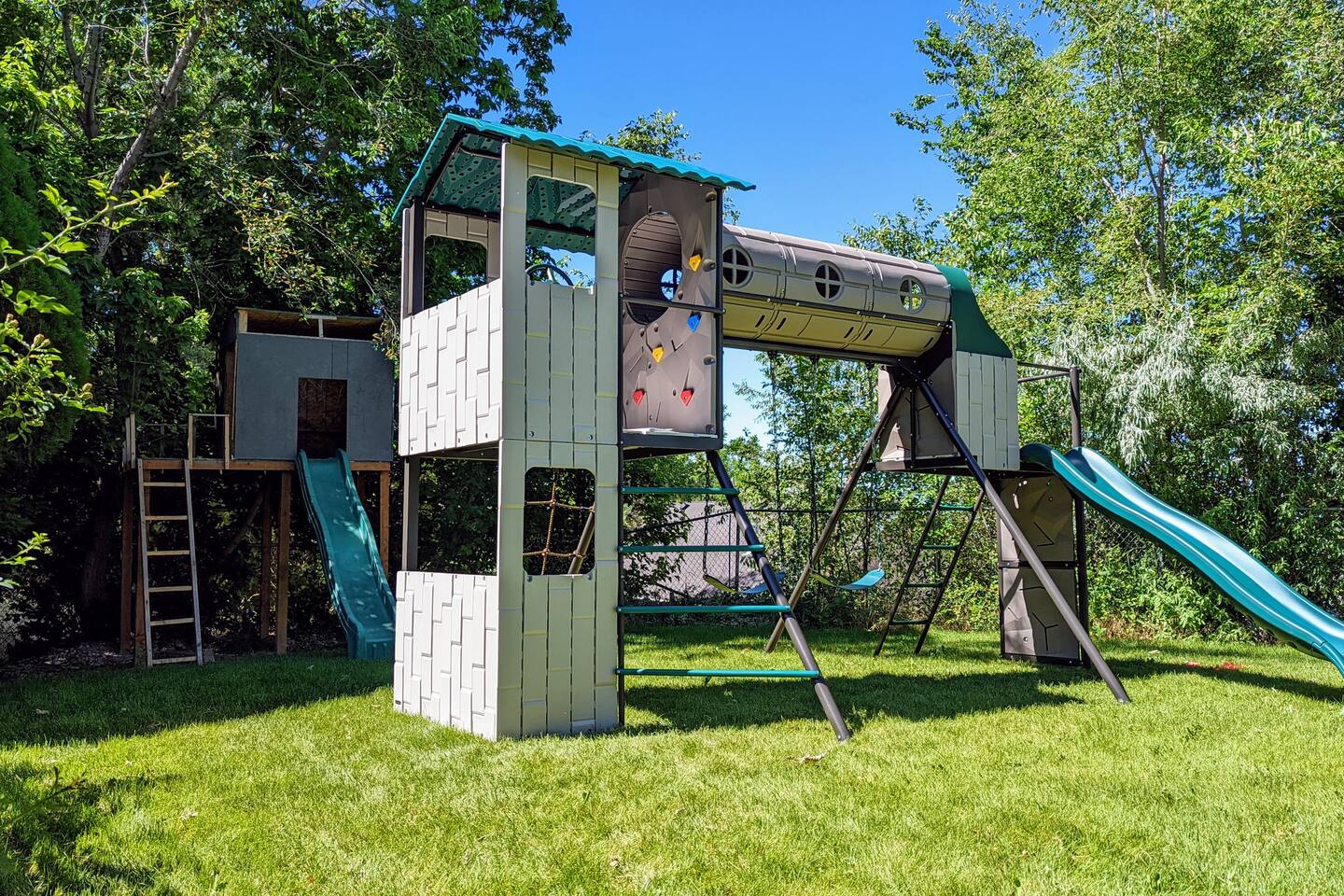 Great Yard! Hot Tub, playground, Trampoline.